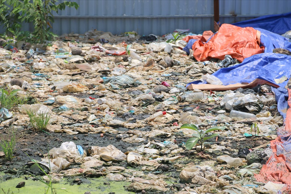 Theo người dân trú tại xã Mông Hóa, TP Hòa Bình cho biết, bãi tập kết rác này xuất hiện đã được nhiều tháng gây mùi hôi thối, ảnh hưởng đến đời sống sinh hoạt của người dân. Ảnh: Minh Nguyễn.