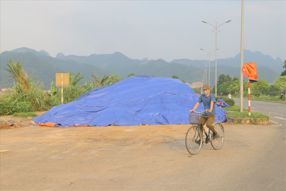 Tại khu vực này, có hàng trăm lượt phương tiện lưu thông qua tuyến đường Hán Văn Siêu, những người đi qua đây đều phải bịt khẩu trang kín mít để tránh hít phải mùi hôi thối từ “núi” rác bốc ra. Ảnh: Minh Nguyễn.