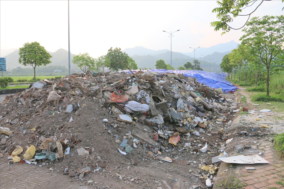 Một người dân trú tại phường Tân Hòa, TP Hòa Bình cho biết, bãi tập kết rác tại một đoạn đường Trương Hán Siêu đã xuất hiện từ năm 2020. Ảnh: Minh Nguyễn.