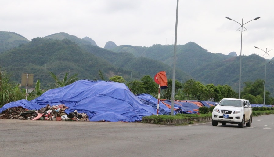 Sáng 24/5, có mặt tại đường Trương Hán Siêu thuộc địa phận phường Tân Hòa, TP Hòa Bình ghi nhận của PV, hàng nghìn khối rác thải được chất cao hơn 2 mét, rộng khoảng 8 mét được và dài khoảng 300 mét dọc theo tuyến đường. Ảnh: Minh Nguyễn.