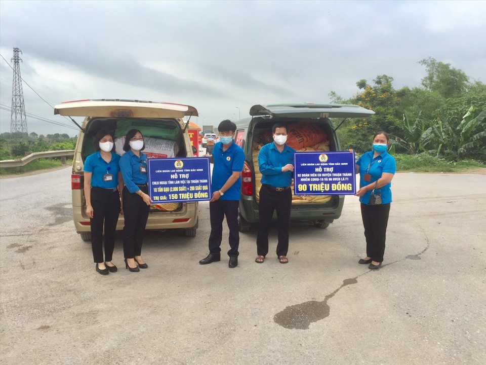 Liên đoàn Lao động tỉnh Bắc Ninh trao hỗ trợ tới Liên đoàn lao động huyện Thuận Thành để chuyển tới công nhân lao động ngoại tỉnh làm việc tại huyện. Ảnh: LĐLĐ tỉnh Bắc Ninh