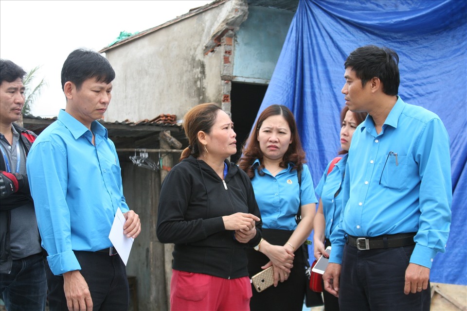 Ông Bùi Thanh Bình (đứng ngoài cùng bên phải) thăm gia đình công nhân bị thiệt hại bởi thiên tai. Ảnh: Phương Linh