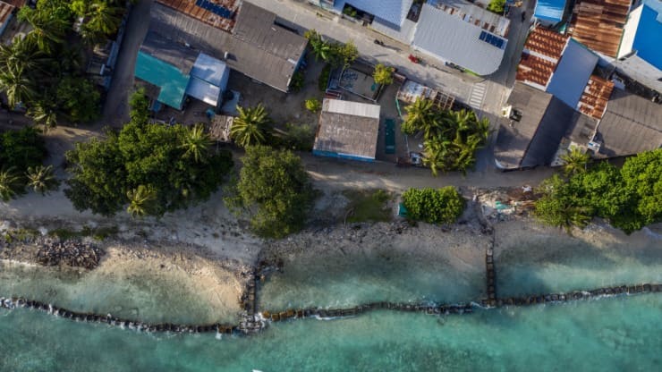 Các khối bê tông được đặt dọc theo bờ biển để ngăn chặn xói mòn thêm bờ biển ở Mahibadhoo, Maldives. Ảnh: AFP/Getty