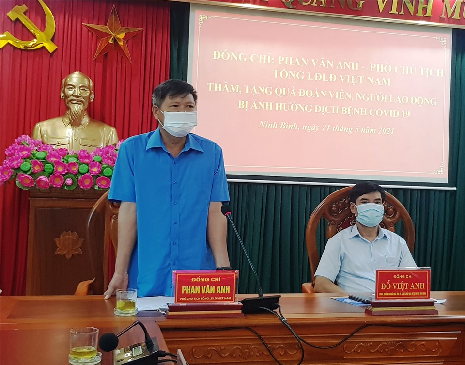 Phó chủ tịch Tổng LĐLĐ Việt Nam, Phan Văn Anh phát biểu tại buổi làm việc. Ảnh: NT