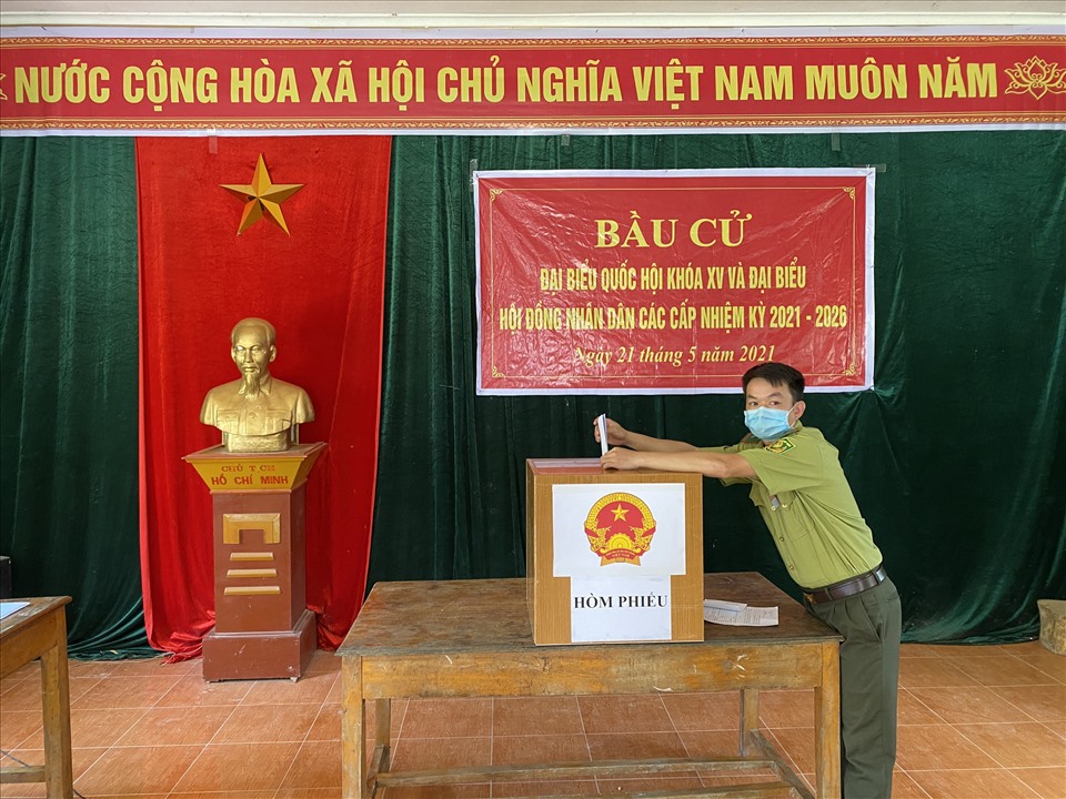 Cử tri miền núi Nghệ An thực hiện quyền bầu cử. Ảnh: QĐ