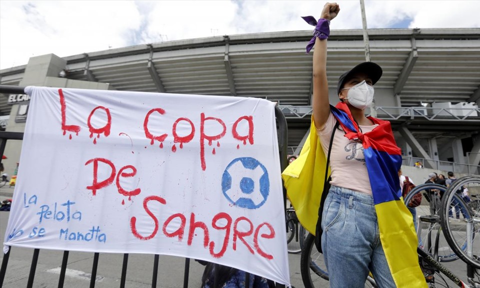 Cổ động viên Colombia biểu tình, đòi hủy tổ chức Copa America 2021. Ảnh: AFP