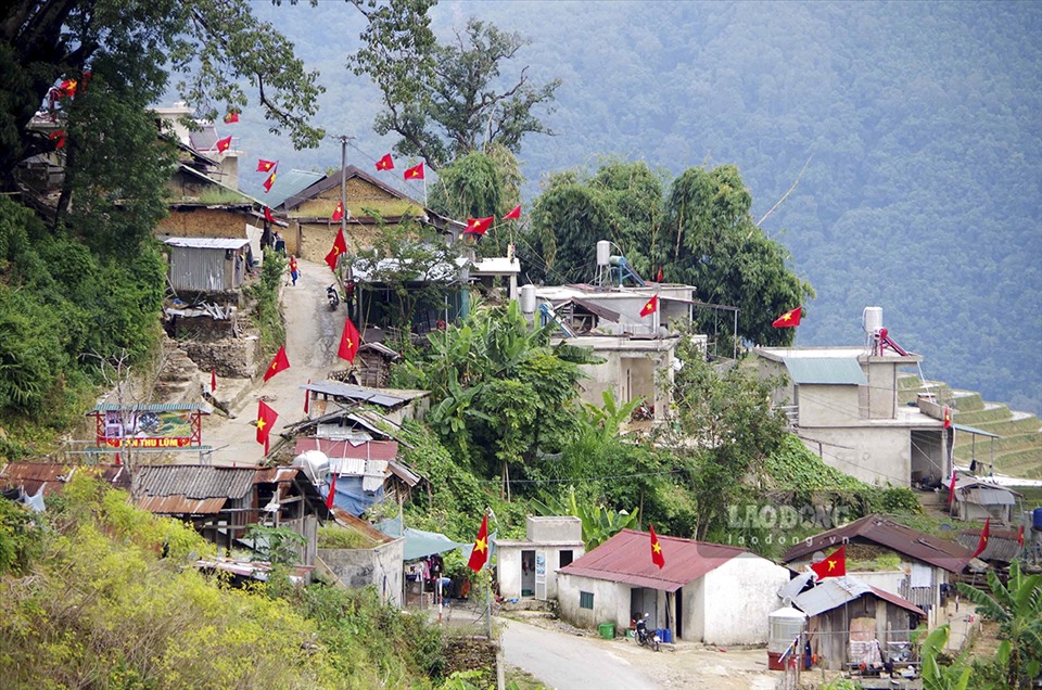 Rợp sắc cờ hoa tung bay trên khắp các mái nhà tại bản làng vùng cao, biên giới tỉnh Lai Châu. Ảnh: Đức Duẩn