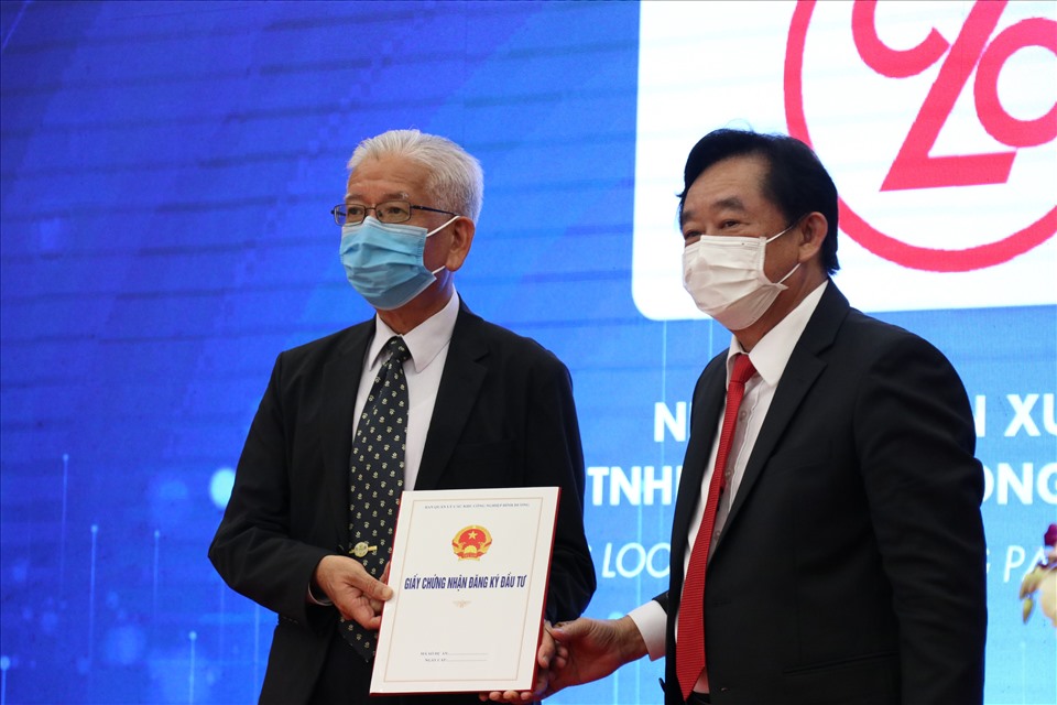 Ông Nguyễn Hoàng Thao - Chủ tịch UBND tỉnh Bình Dương (bìa phải) trao giấy chứng nhận đầu tư cho