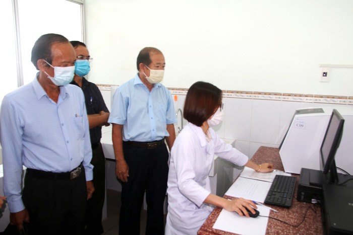 Lãnh đạo Ban chỉ đạo phòng chống dịch COVID-19 tỉnh Đồng Tháp tham quan phòng xét nghiệm SARS-CoV-2. Ảnh: Văn Khương