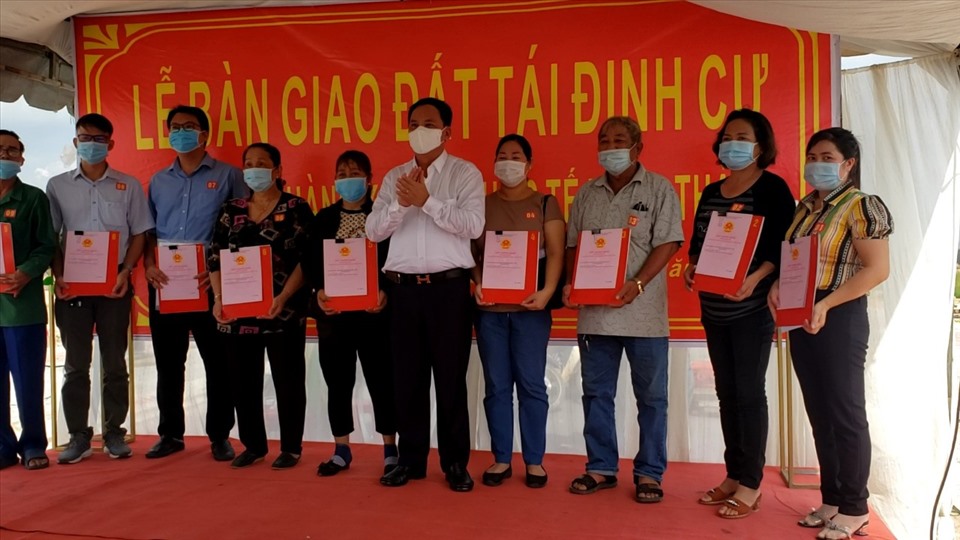 9 hộ dân đầu tiên được nhận sổ đỏ trong khu tái định cư Lộc An - Bình Sơn. Ảnh: Hà Anh Chiến