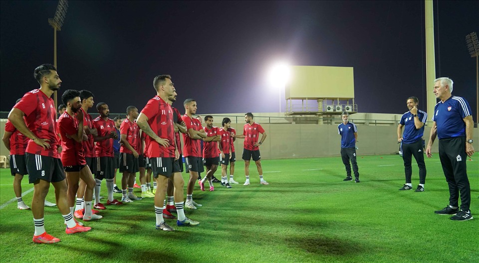 Tuyển UAE lên danh sách triệu tập 28 cầu thủ, chuẩn bị cho vòng loại World Cup 2022 từ hôm 12.5. Nhưng mãi đến hôm 20.5, toàn đội mới tập hợp đủ quân số. Nguyên nhân bởi một nhóm 13 cầu thủ của các câu lạc bộ Al Ahly, Al Nasr và Al Wahda bận thi đấu Cúp Tổng thống cũng như một giải đấu tron khu vực.