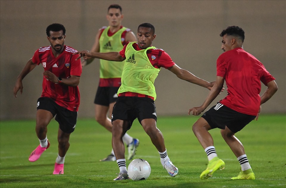Các cầu thủ UAE nỗ lực tập luyện để ghi điểm với ông Bert van Marwjik. Ngày 24.5 tới, tuyển UAE sẽ có trận giao hữu gặp tuyển Jordan để rà soát đội hình lần cuối. Sau đó, họ sẽ thi đấu 4 trận vòng loại gặp Malaysia (3.6), Thái Lan (7.6), Indonesia (11.6) và Việt Nam (15.6).