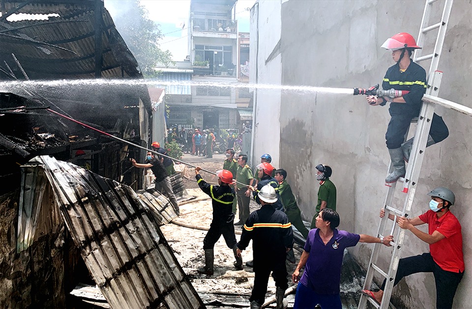 Lực lượng Công an tích cực chữa cháy. Ảnh: Vũ Tiến