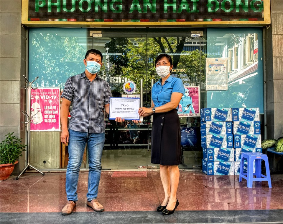 Bà Lê Thị Hồng Minh, Chủ tịch LĐLĐ quận Sơn Trà trao quà cho Đoàn viên, người lao động ở các khu cách ly. Ảnh: Phương Trà