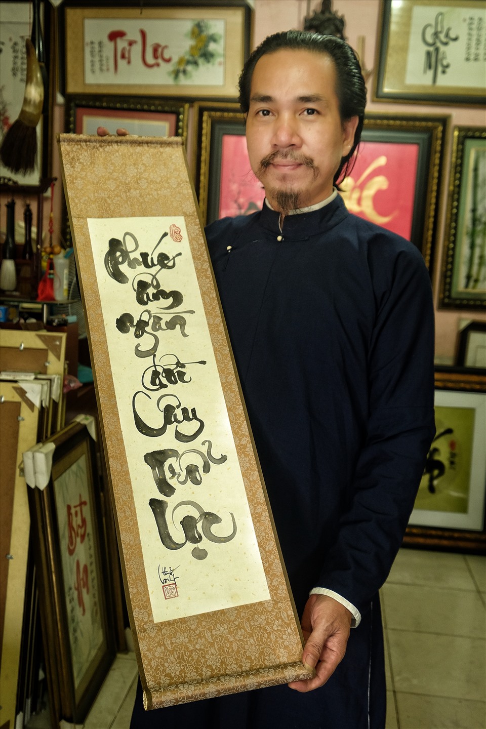 Nghệ sĩ Lưu Thanh Hải và một vế câu đối bằng thư pháp Việt