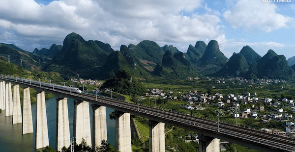 Trung Quốc là nước có hệ thống đường sắt cao tốc lớn nhất thế giới. Ảnh: AFP/Getty