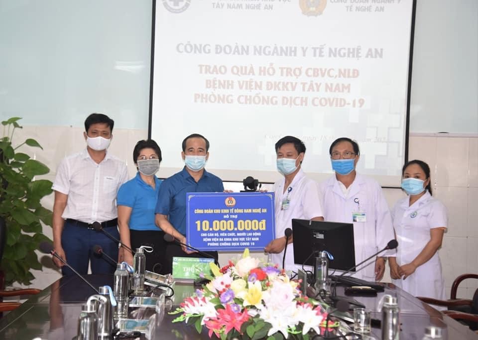 Công đoàn Khu Kinh tế Đông Nam trao tặng 10 triệu đồng cho Bệnh viện Đa khoa Khu vực Tây Nam, hỗ trợ công tác phòng chống dịch COVID-19. Ảnh: HY