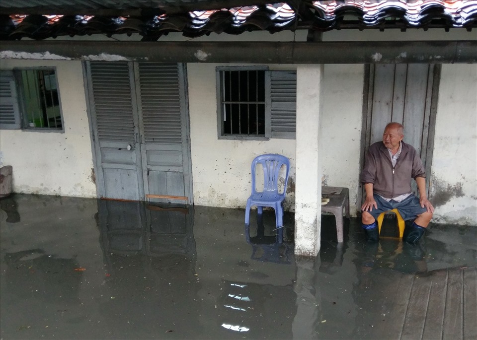 Ông Minh (85 tuổi) sống trên đường Tô Ngọc Vân cho biết, nước ngập vào nhà kéo theo rác thải và côn trùng. Khi rút, bùn đất bám dày nền gạch, trơn nhẹp, bốc mùi hôi. Tình trạng này diễn ra hơn 10 năm nay và cứ năm sau ngập nhiều và sâu hơn trước.