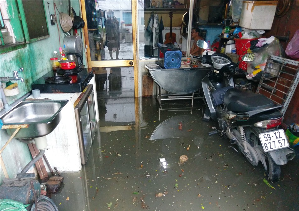 Nhiều nhà dân trên đường Tô Ngọc Vân (phường Linh Đông, Thành phố Thủ Đức) bị nước tràn vào nhà.