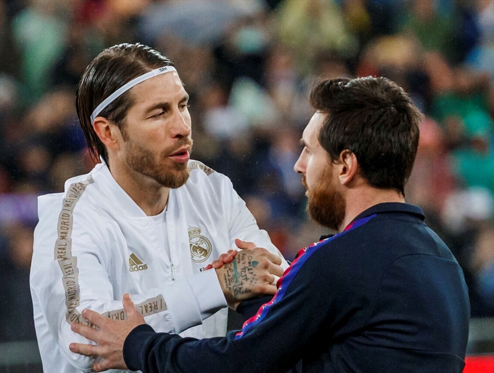 Kịch bản “kinh dị” nhất là việc Messi và Sergio Ramos đổi màu áo, nhưng khả năng đó chỉ có trong... viễn tưởng. Ảnh: AFP