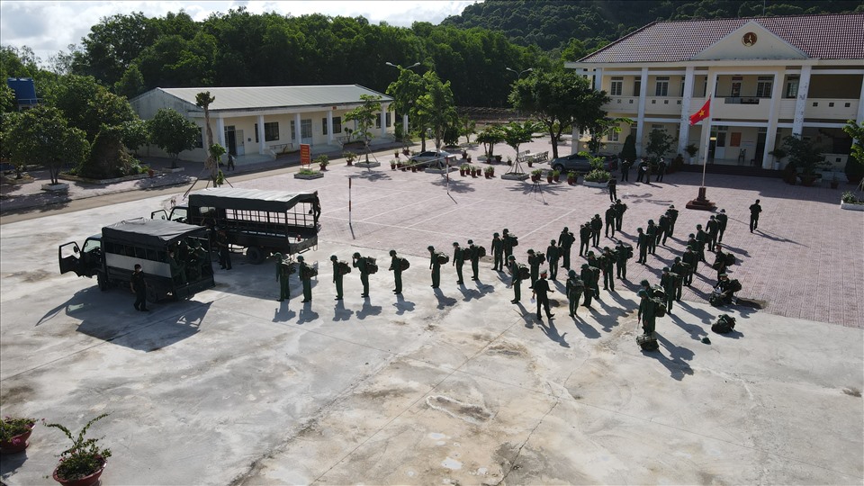 Bộ CHQS tỉnh Kiên Giang đã nhiều lần tăng cường lực lượng cho tuyến đầu chống dịch từ đầu tháng 2 đến nay. Ảnh: PV