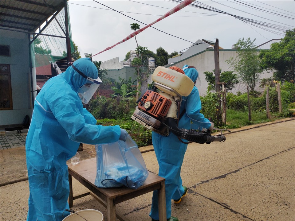 Lực lượng y tế tỉnh Đắk Lắk triên khai phun thuốc khử khuẩn khu vực cách ly người dân ở đường Mai Hắc Đế, TP.Buôn Ma Thuột. Ảnh: T.X