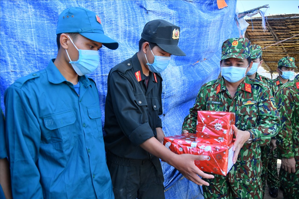 Đại tá Lê Hoàng Vũ, Chính ủy Bộ CHQS tỉnh Kiên Giang tặng quà cho các chốt phòng, chống dịch ở biên giới. Ảnh: PV
