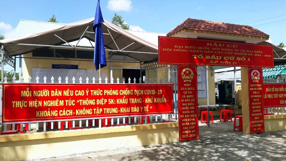Một điểm bỏ phiếu tại thị trấn Ngan Dừa, huyện Hồng Dân, tỉnh Bạc Liêu nơi cách xa tỉnh Bạc Liêu 60 km được trang trí bắt mắt, thu hút sự quan tâm của cử tri.