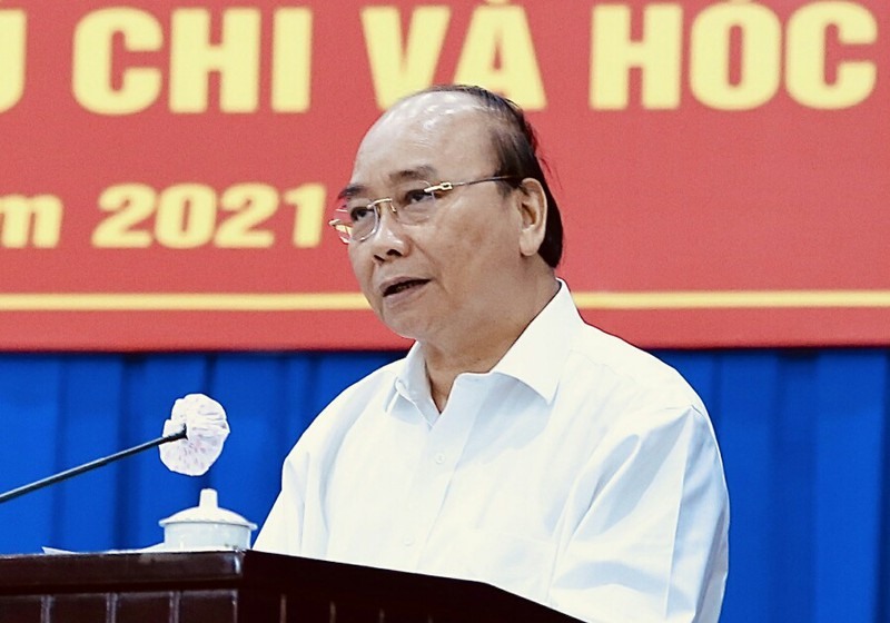 Chủ tịch nước Nguyễn Xuân Phúc trao đổi với cử tri. Ảnh: Minh Quân