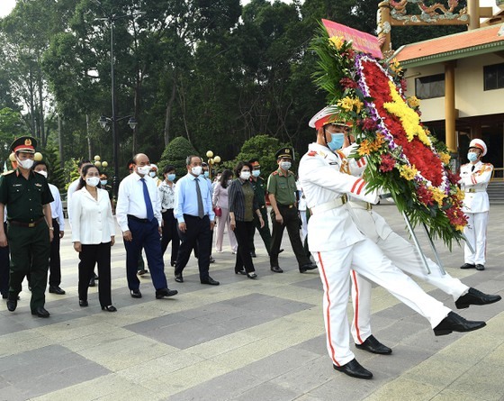 Chủ tịch nước Nguyễn Xuân Phúc cùng đoàn đại biểu dâng hoa tại Đền tưởng niệm Liệt sĩ Bến Dược. Ảnh: Việt Dũng