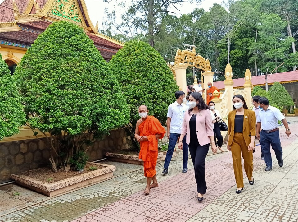 Phó Chủ tịch nước Võ Thị Ánh Xuân đến thăm Hòa thượng Thạch Sok Xane nhân dịp Đại lễ Phật đản. Ảnh: TR.L