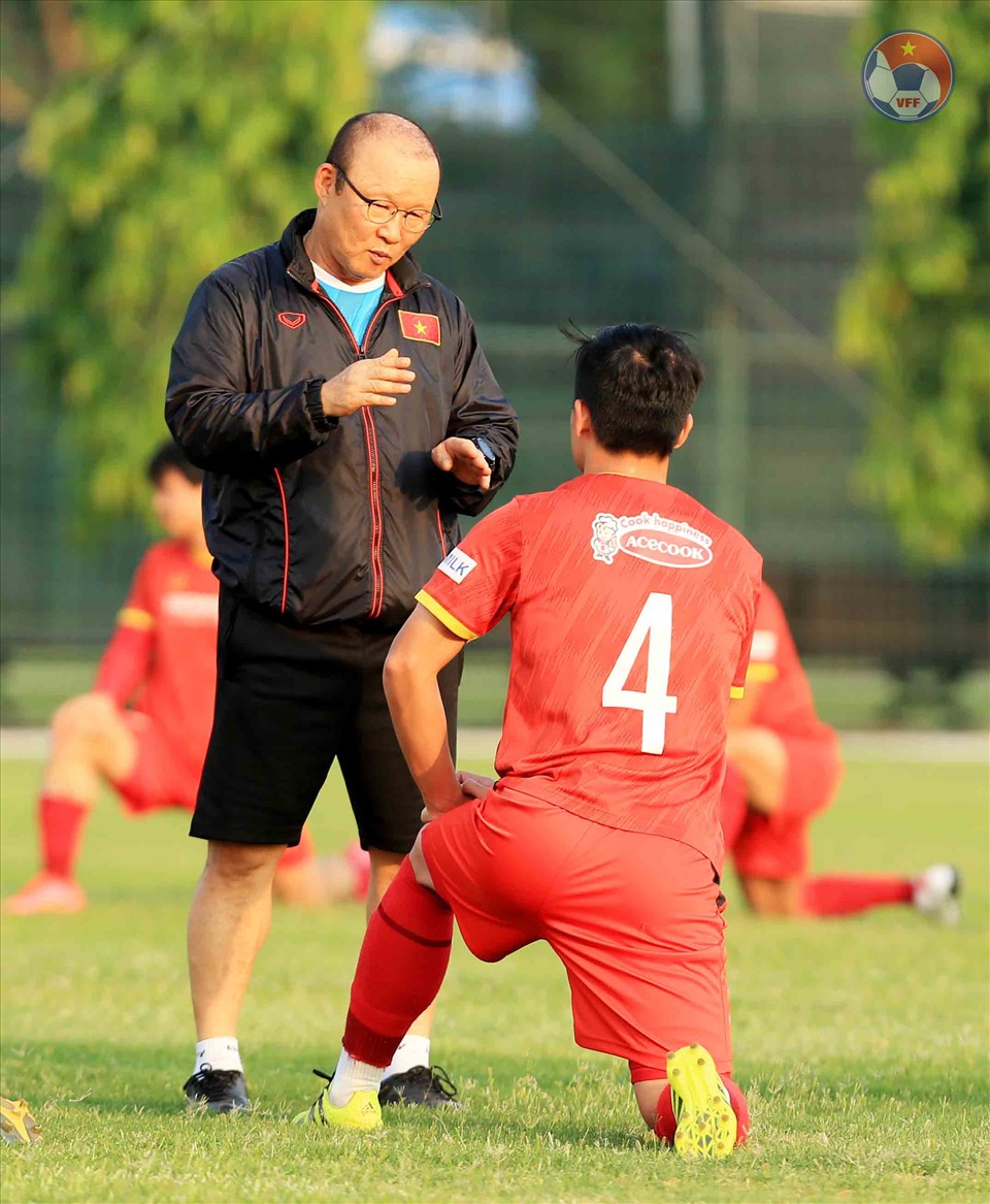 Huấn luyện viên Park Hang-seo có những trao đổi với trung vệ Bùi Tiến Dũng trong lúc luyện tập. Ảnh: VFF