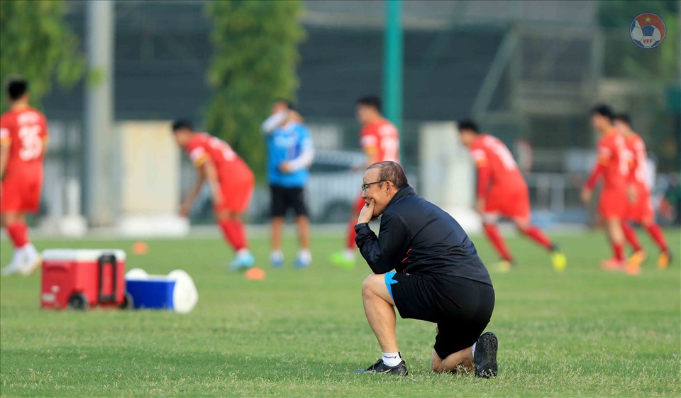 Huấn luyện viên Park Hang-seo chăm chú quan sát học trò để kịp thời có những điều chỉnh phù hợp. Ảnh: VFF