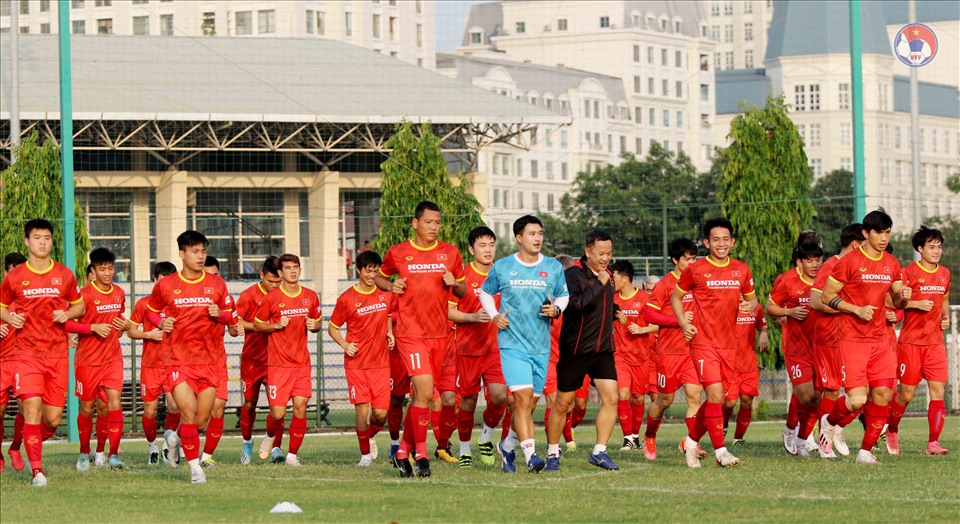 Chiều ngày 21.5, đội tuyển Việt Nam có buổi tập luyện tích cực hướng đến vòng loại World Cup 2022. Như thường lệ, các cầu thủ có bài khởi động trước khi bước vào nội dung chính của giáo án luyện tập. Ảnh: VFF