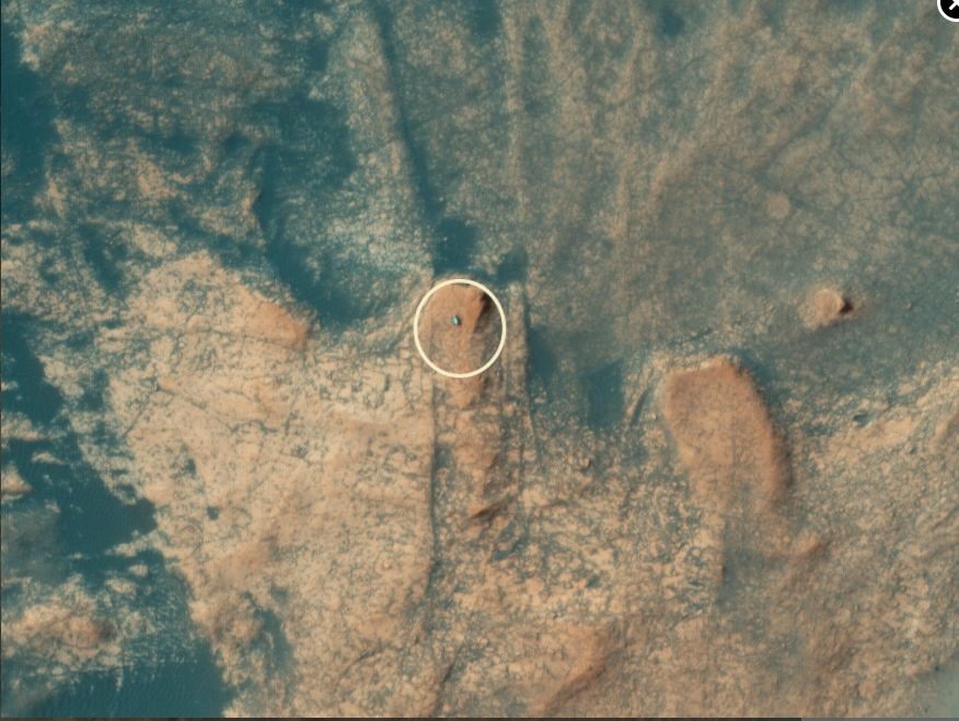 Tàu quỹ đạo do thám sao Hỏa của NASA chụp ảnh tàu thám hiểm Curiosity đang đi lên Núi Mercou ngày 18.4. Ảnh: NASA.