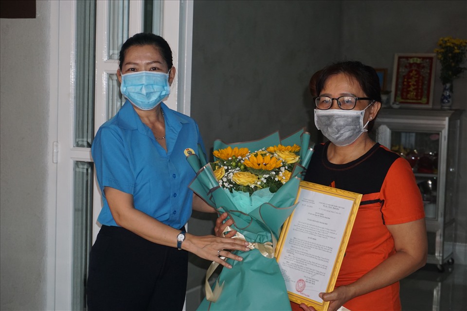 Bà Đinh Thị Dương Thúy – Chủ tịch LĐLĐ thành phố Tây Ninh trao quyết định tặng nhà cho chị Huệ.