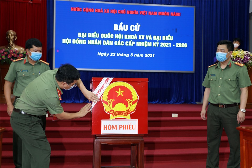 Thực hiện niêm phong hòm phiếu.