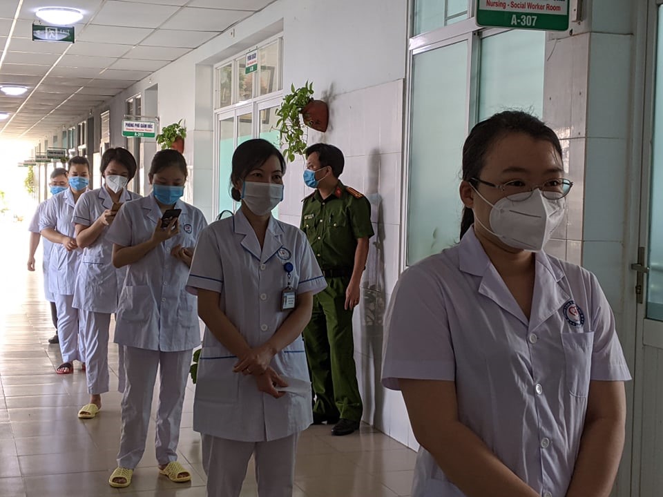 Cử tri là các cán bộ y bác sĩ của bệnh viện dã chiến số 1 tỉnh Bắc Ninh. Ảnh: PV.