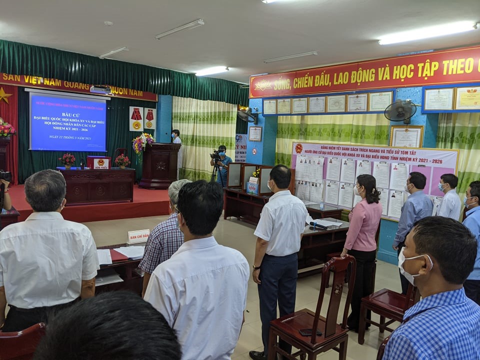 Các cử tri gồm y, bác sĩ, và người đang thuộc diện F1 tại bệnh viện dã chiến số 1 của tỉnh Bắc Ninh cũng tiến hành bầu cử sớm.