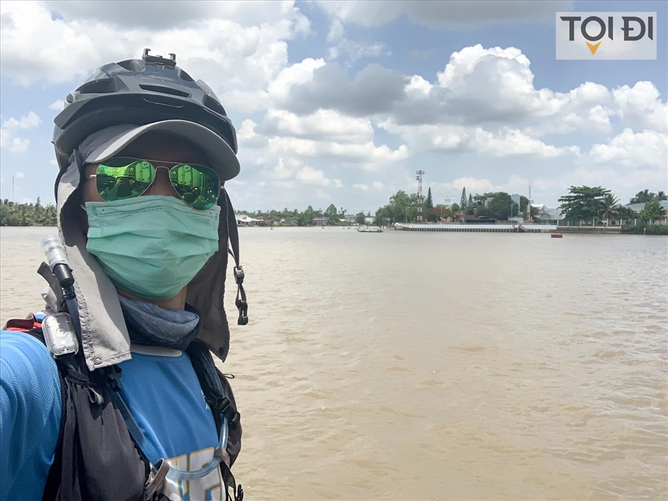 Anh Đặng Thế Lâm dành 60 ngày đạp xe từ Hà Giang đến Cà Mau để gây quỹ duy trì dự án sách nói cho người khiếm thính. Ảnh: NVCC