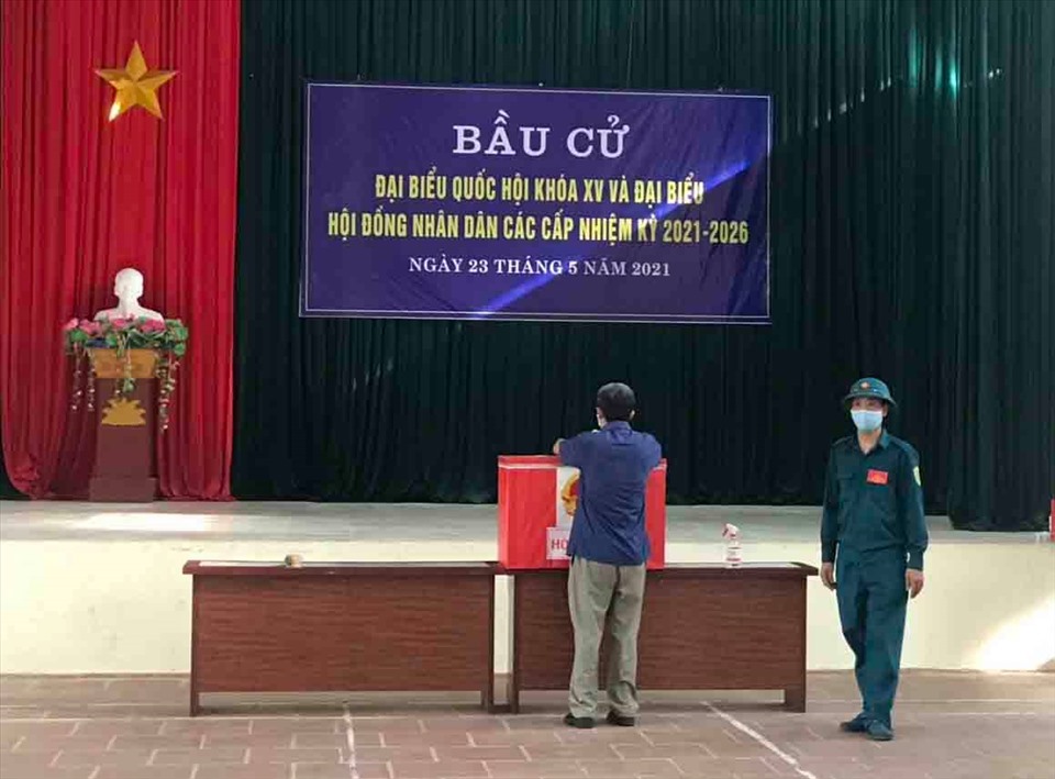 Cử tri bỏ phiếu vào hòm phiếu tại điểm bầu cử số 4, xã Thái Bảo, huyện Gia Bình, tỉnh Bắc Ninh. Ảnh: PV