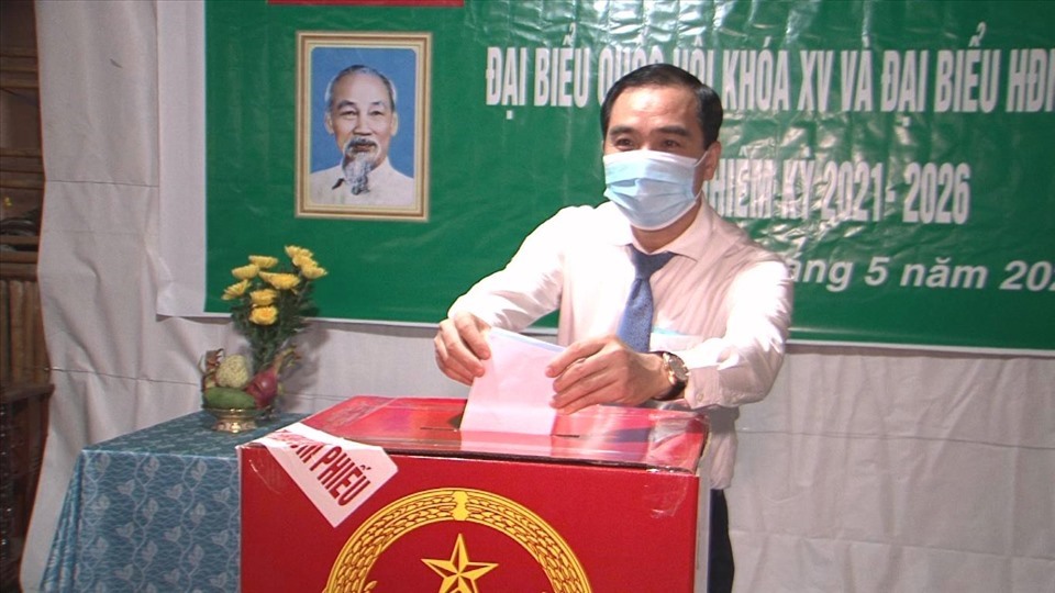 Ông Huỳnh Quang Hưng, Chủ tịch UBND TP Phú Quốc (Kiên Giang) bỏ lá phiếu đầu tiên tại khu vực bỏ phiếu số 13, phường Dương Đông. Ảnh: PV