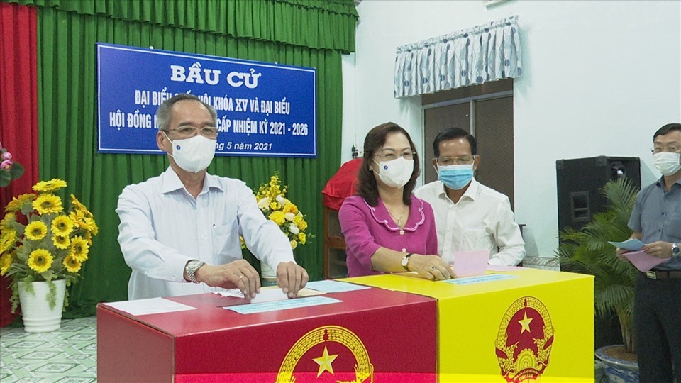 Bí thư Tỉnh ủy Bạc Liêu Lữ Văn Hùng bỏ phiếu bầu cử tại tổ bầu cử số 4 tại UBND Phường 3, Thành phố Bạc Liêu, tỉnh Bạc Liêu. Ảnh Nhật Hồ