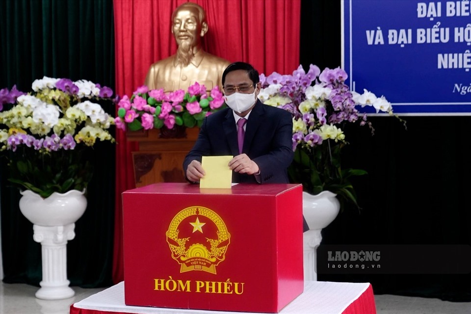 Thủ tướng Phạm Minh Chính tiến hành bỏ lá phiếu bầu cử vào thùng phiếu. Ảnh: Tạ Quang