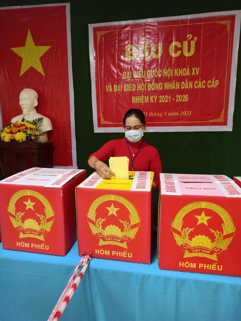 Chị Nguyễn Thị Lan - người dân ở xã Xà Bang, huyện Châu Đức mặc áo dài đến điểm bầu cử.