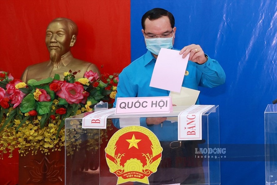 Chủ tịch Tổng LĐLĐVN Nguyễn Đình Khang bỏ phiếu bầu cử tại quận Cầu Giấy. Ảnh: Hải Nguyễn