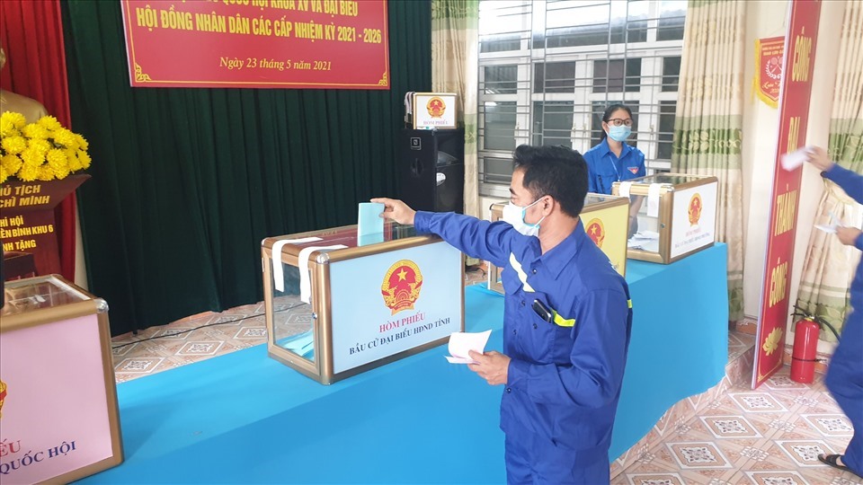 Thợ mỏ Công ty than Hòn Gai đã có mặt thực hiện quyền công dân tại điểm bỏ phiếu tại khu vực bầu cử số 8, phường Cao Xanh, thành phố Hạ Long (Quảng Ninh). Ảnh: T.N.D