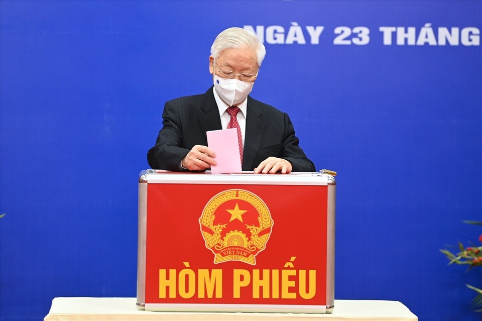 Tổng Bí thư Nguyễn Phú Trọng bỏ phiếu bầu cử tại quận Hai Bà Trưng, Hà Nội. Ảnh: PV