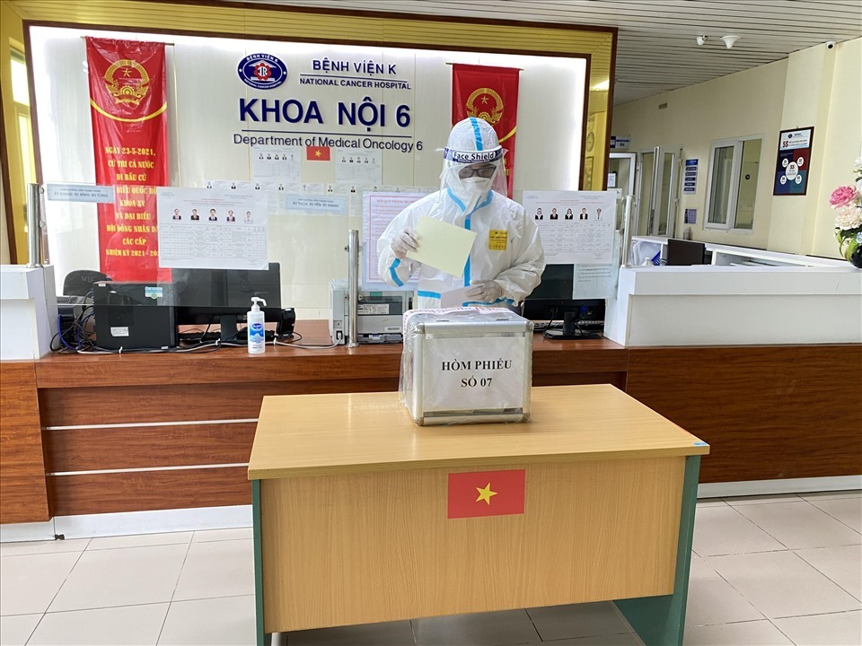 Những cử tri đầu tiên bầu cử tại Bệnh viện K sáng 23.5. Ảnh: Trần Hà