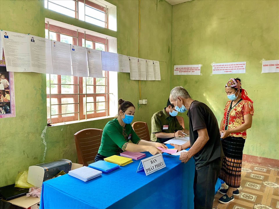 Các cử tri trên địa bàn xã Môn Sơn (Con Cuông) phấn khởi, hăng hái có mặt sớm tại điểm bầu cử. Ảnh: Q.Đ